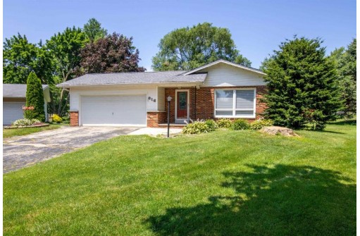 816 Macarthur Dr, Beaver Dam, WI 53916