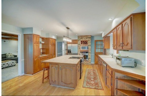 5883 Woods Edge Rd, Fitchburg, WI 53711