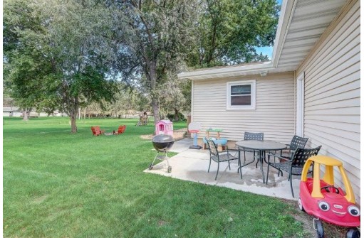 494 Hyland Dr, Stoughton, WI 53589