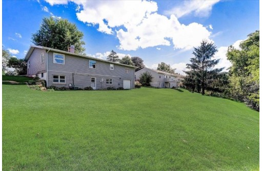 202 Blue View Dr, Mount Horeb, WI 53572-1802