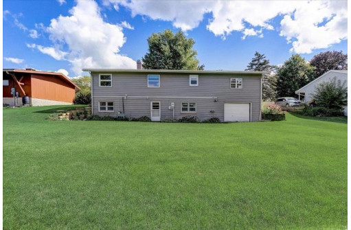 202 Blue View Dr, Mount Horeb, WI 53572-1802