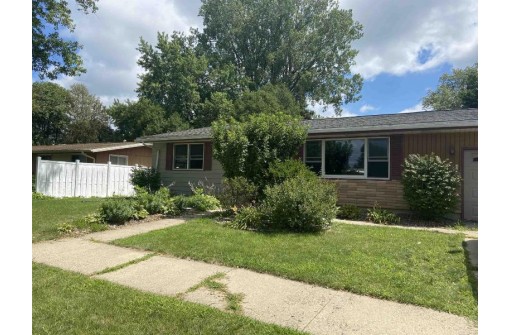 2626 8th Ave, Monroe, WI 53566-3526