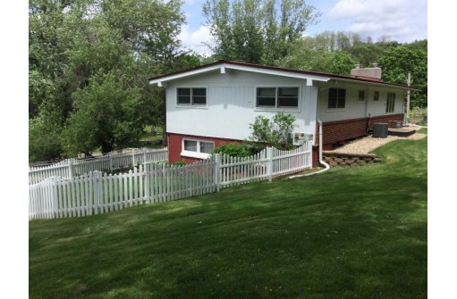 593 E 8th St, Richland Center, WI 53581