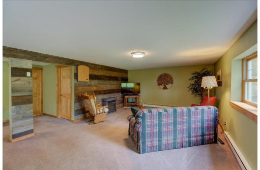 6382 Old Settlers Rd, Mazomanie, WI 53560