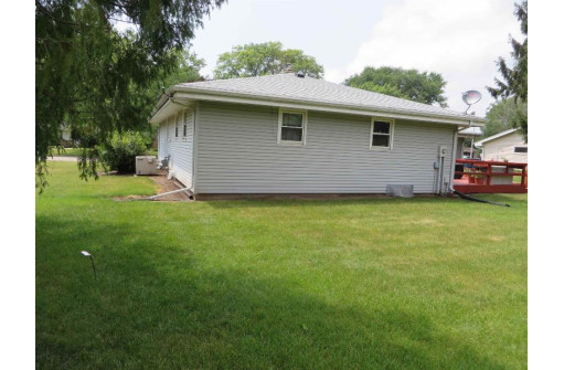 326 Beechwood Dr, Janesville, WI 53548