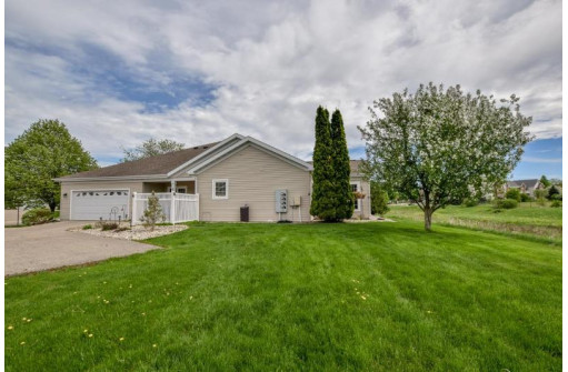 3355 N Stone Creek Cir, Madison, WI 53719