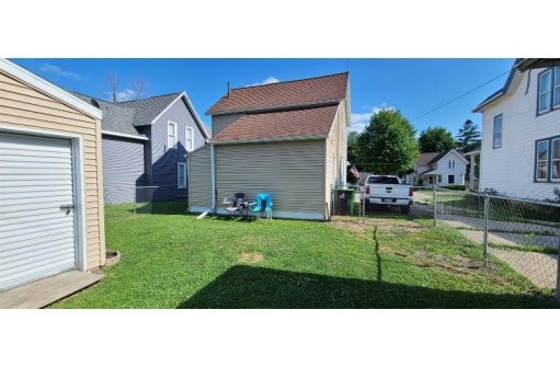 206 4th St, Beaver Dam, WI 53916