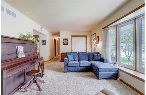 1422 Vondron Rd, Madison, WI 53716