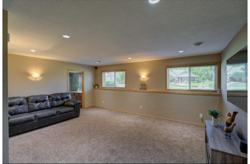 692 Featherwood Pass, Sun Prairie, WI 53590