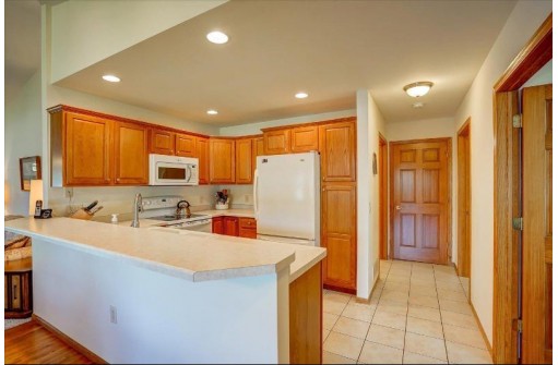 630 Springbrook Cir, DeForest, WI 53532