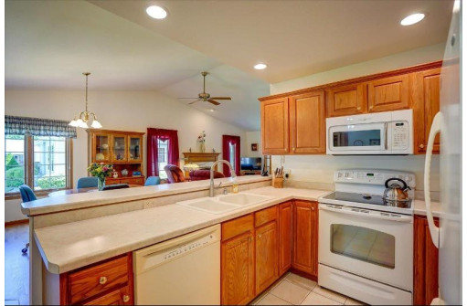 630 Springbrook Cir, DeForest, WI 53532