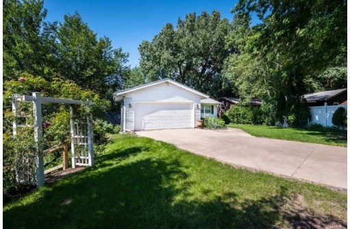 1510 Mayfield Ln, Madison, WI 53704