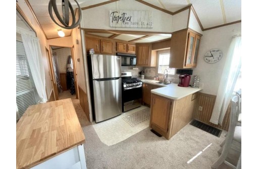 520 Sunset Cir, Edgerton, WI 53534