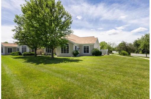 3301 N Stone Creek Cir, Madison, WI 53719