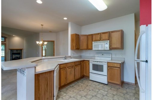 3301 N Stone Creek Cir, Madison, WI 53719