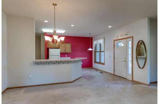 3301 N Stone Creek Cir, Madison, WI 53719