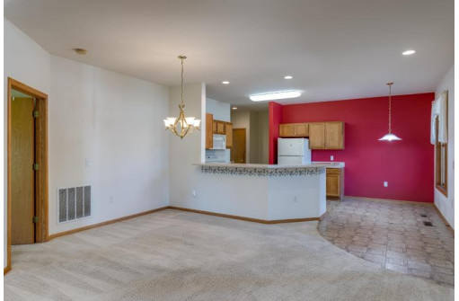 3301 N Stone Creek Cir, Madison, WI 53719