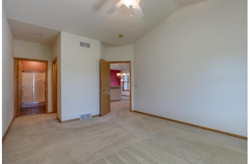 3301 N Stone Creek Cir, Madison, WI 53719