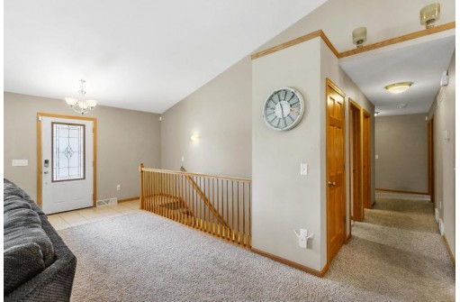 215 E Northlawn Dr, Cottage Grove, WI 53527