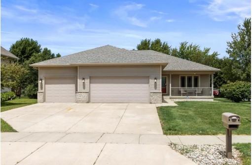 215 E Northlawn Dr, Cottage Grove, WI 53527