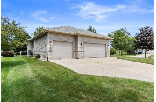 215 E Northlawn Dr, Cottage Grove, WI 53527