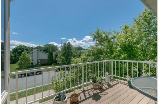 6104 Dell Dr, Madison, WI 53718