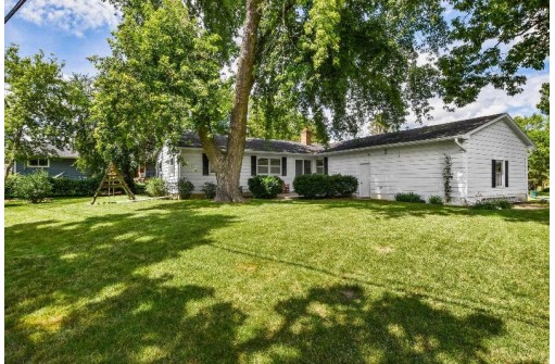 404 Curtis Cir, Fort Atkinson, WI 53538