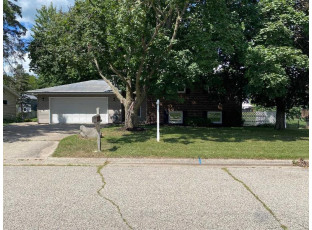 221 Rosewood Dr Janesville, WI 53548