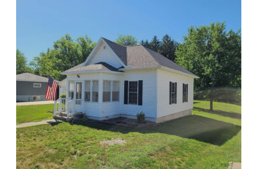 211 W Chestnut St, Pardeeville, WI 53954