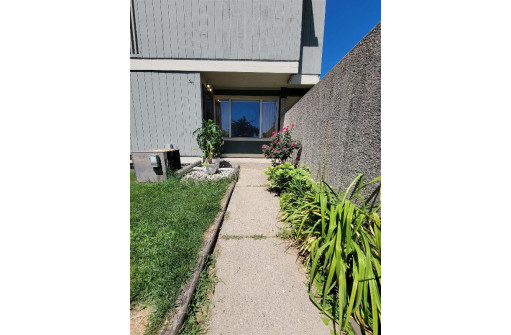 541 East Bluff, Madison, WI 53704