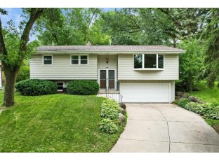 4401 Maryland Dr Madison, WI 53704-1820