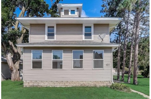 107 E Carroll St, Portage, WI 53901