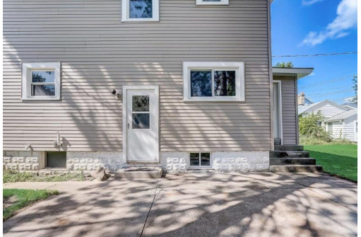 107 E Carroll St, Portage, WI 53901