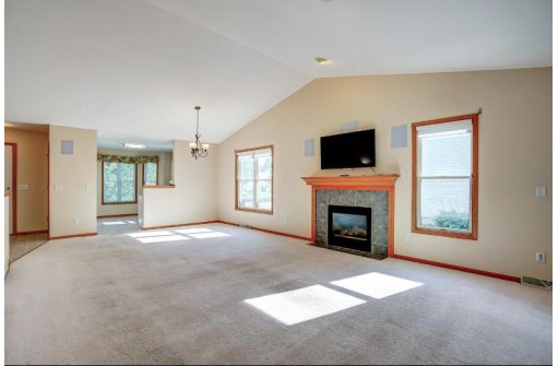 6145 Thornebury Dr, Madison, WI 53719