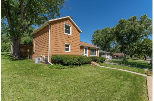 643 11th St, Baraboo, WI 53913