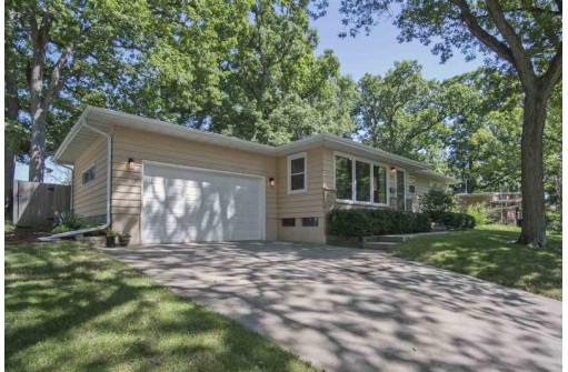 6004 Queens Way, Monona, WI 53716