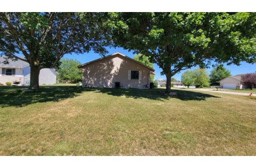 3652 Wildflower Ln, Janesville, WI 53548