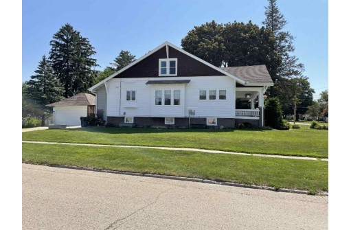 511 E Oak St, Juneau, WI 53039