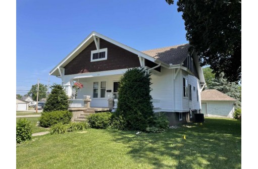 511 E Oak St, Juneau, WI 53039