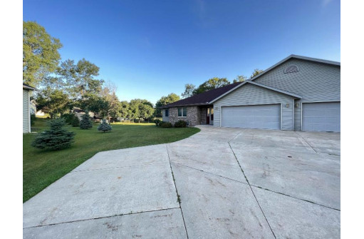 637 Evergreen Tr, Portage, WI 53901