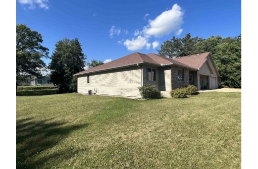 637 Evergreen Tr, Portage, WI 53901