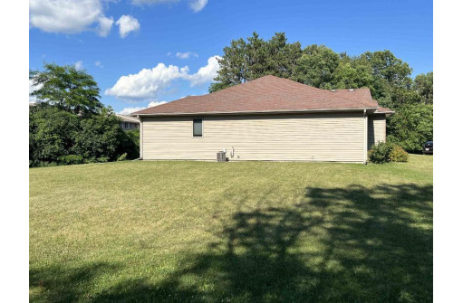 637 Evergreen Tr, Portage, WI 53901