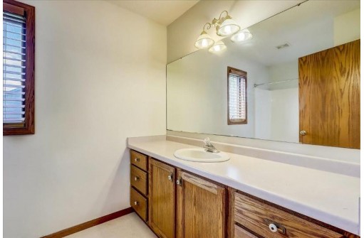 609 Worthington Way, Waunakee, WI 53597