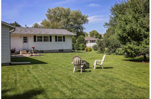 909 Monroe Ct, Stoughton, WI 53589