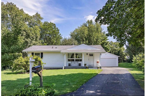 909 Monroe Ct, Stoughton, WI 53589