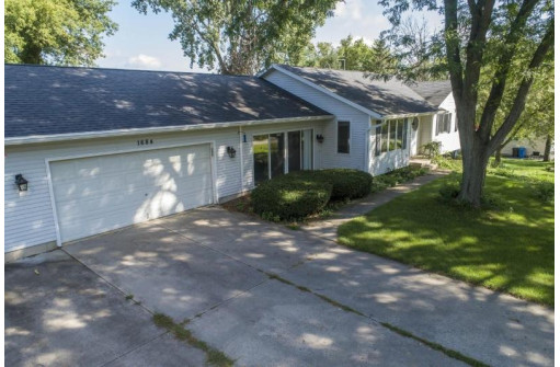 1684 Bell View Rd, Stoughton, WI 53589