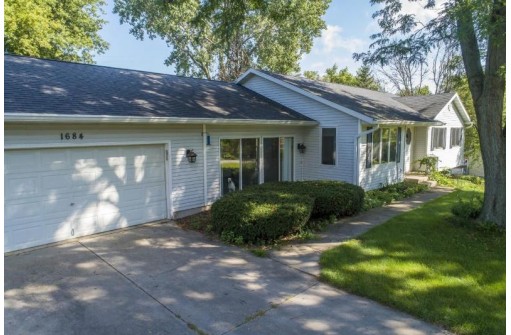 1684 Bell View Rd, Stoughton, WI 53589