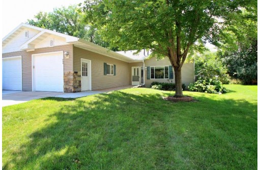 704 Riverview Ct, Jefferson, WI 53549