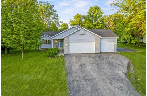 6855 Moon Light Cir, Sun Prairie, WI 53590