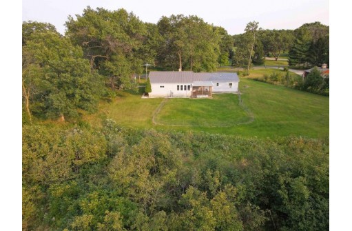 N6815 Jonathan Dr, Pardeeville, WI 53954